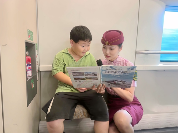 盛开在“复兴号”上的“朱槿花”